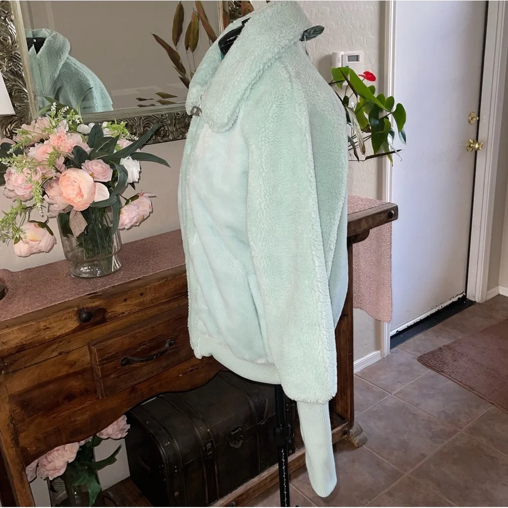 CYN & LUCA Raglan Sleeve Faux Sherpa Bomber Jacket in Mint NWT - Picture 3 of 12